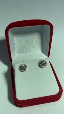 Stunning 18k white gold diamond stud earrings
