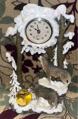 Cadona Wolf Themed Tabletop Clock