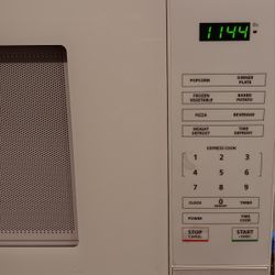 VISSANI Countertop Microwave – Like New