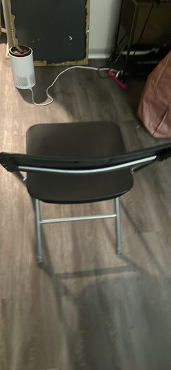 Foldable plastic chair