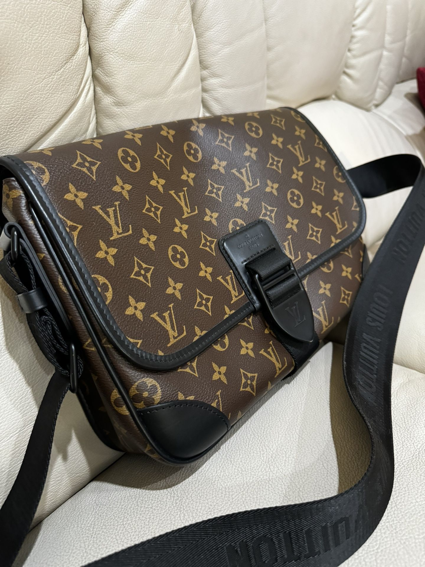 Louis Vuitton Archy Messenger GM Messenger Bag