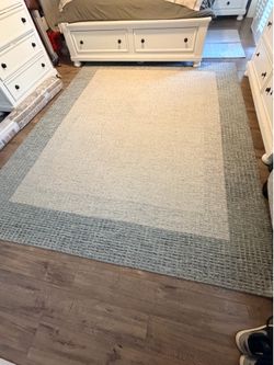 Beige rug -excellent condition like new