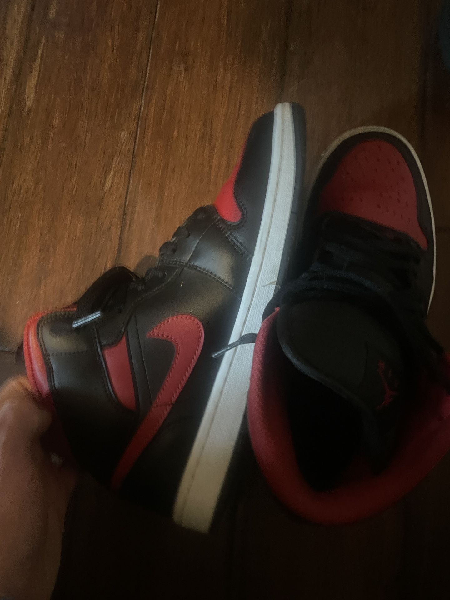 Jordan 1 Red 9.5 mid 🔥🔥 With The Box!!