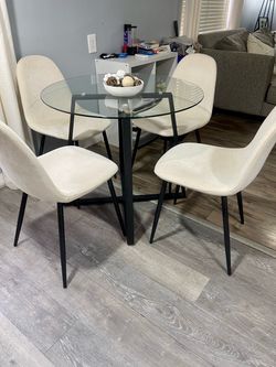 Beautiful round table and 4 cream-colored fiber chairs – like new.