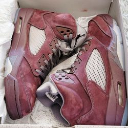Size 12 Nike Air Jordan 5 Retro SE 2023 Burgundy Suede DZ4131-600.
