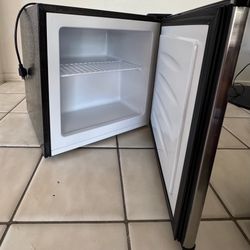 Mini Upright Freezer – 1.1 Cu Ft – Black