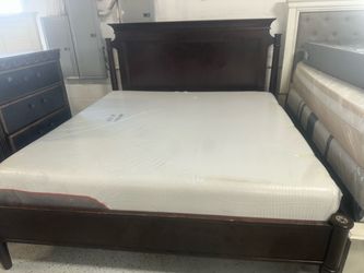 King size mattress and box spring set and bed 🛌