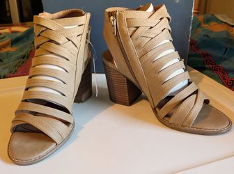 Brand New in Box.....Universal Goods Thread Co. size 7.5 women's zippered tan micro-suede sandals 3.5" heel.