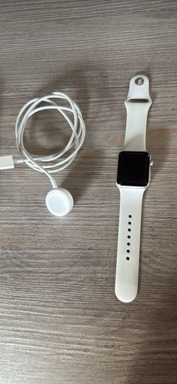 Excellent condition Apple Series 3 Watch with brand new bands