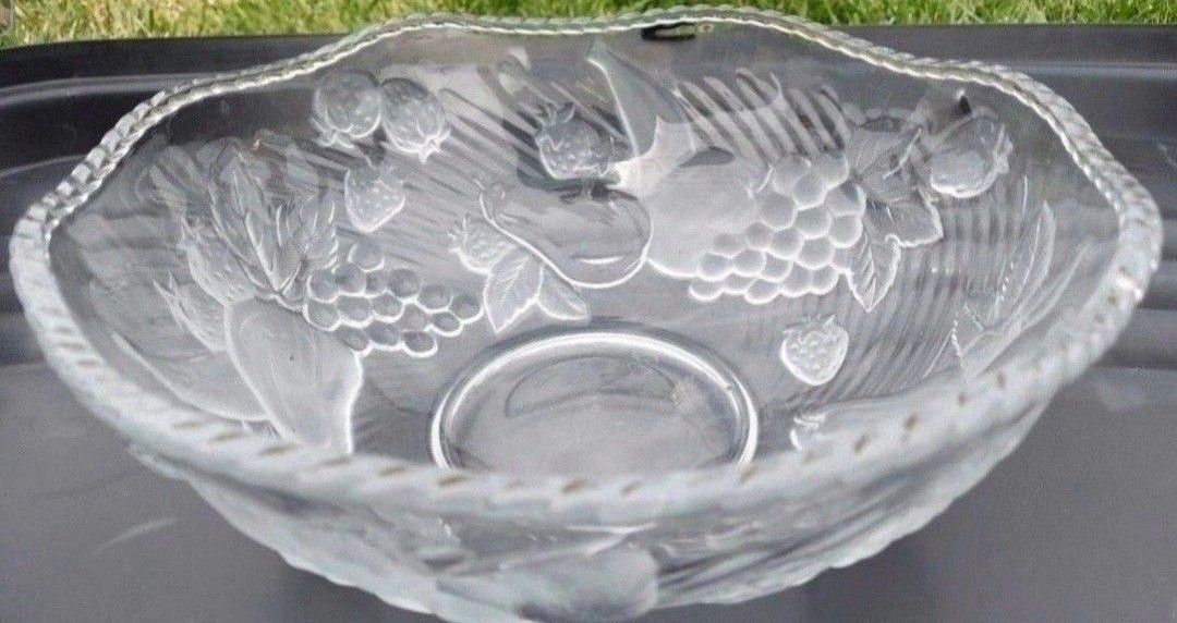 Glass Fruit Bowl Glass Is 11 Inches Wide At The Top Bin22 Shed