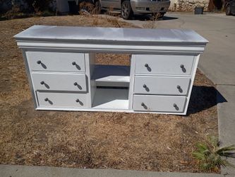 Dresser & full mattress