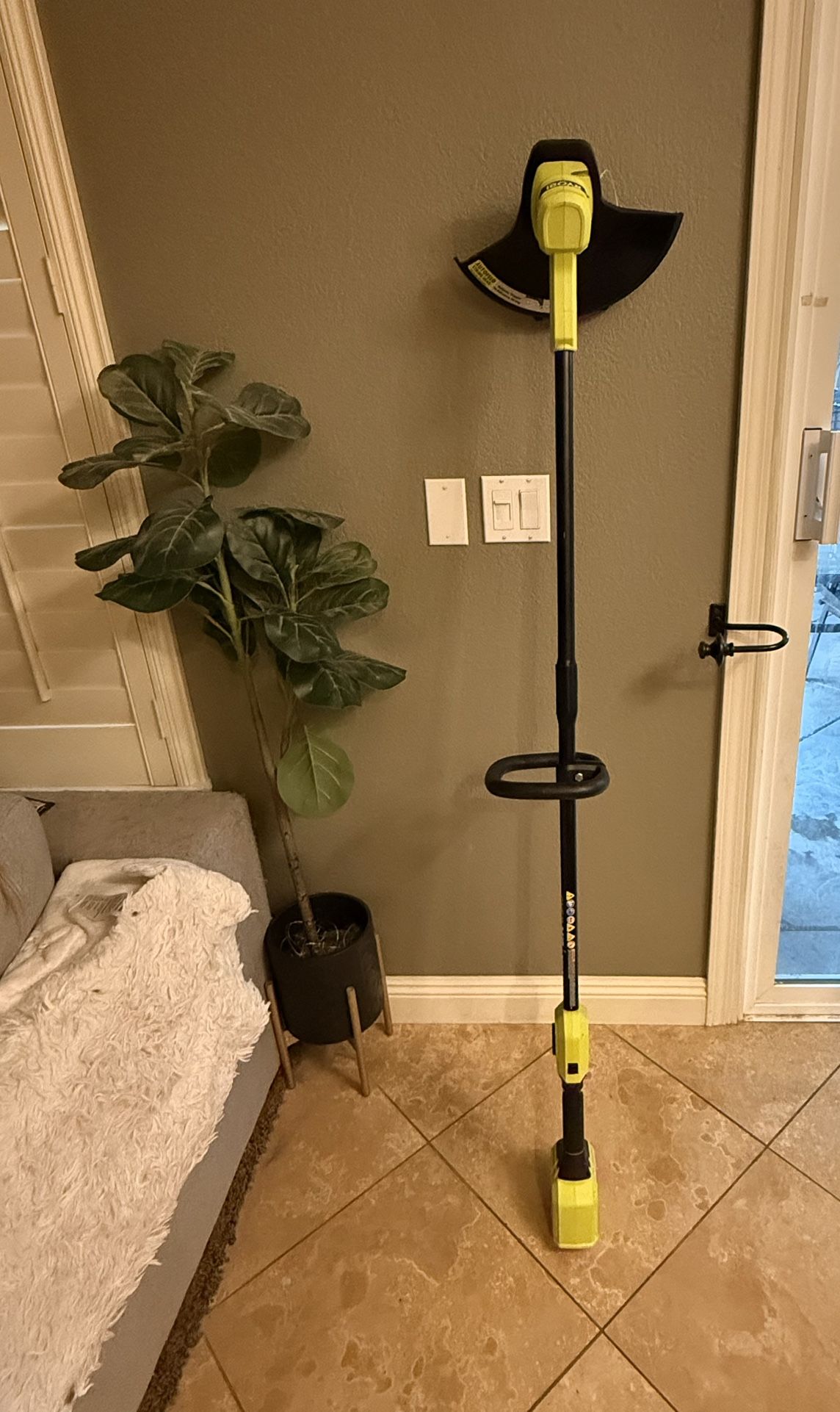 Ryobi ONE+ 18V 13 in. Cordless Battery String Trimmer/Edger with Battery and Charger