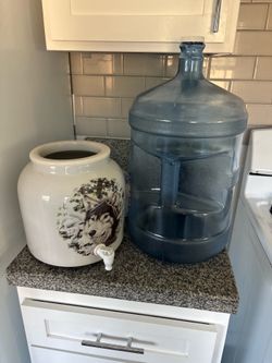 Water gallon with dispenser