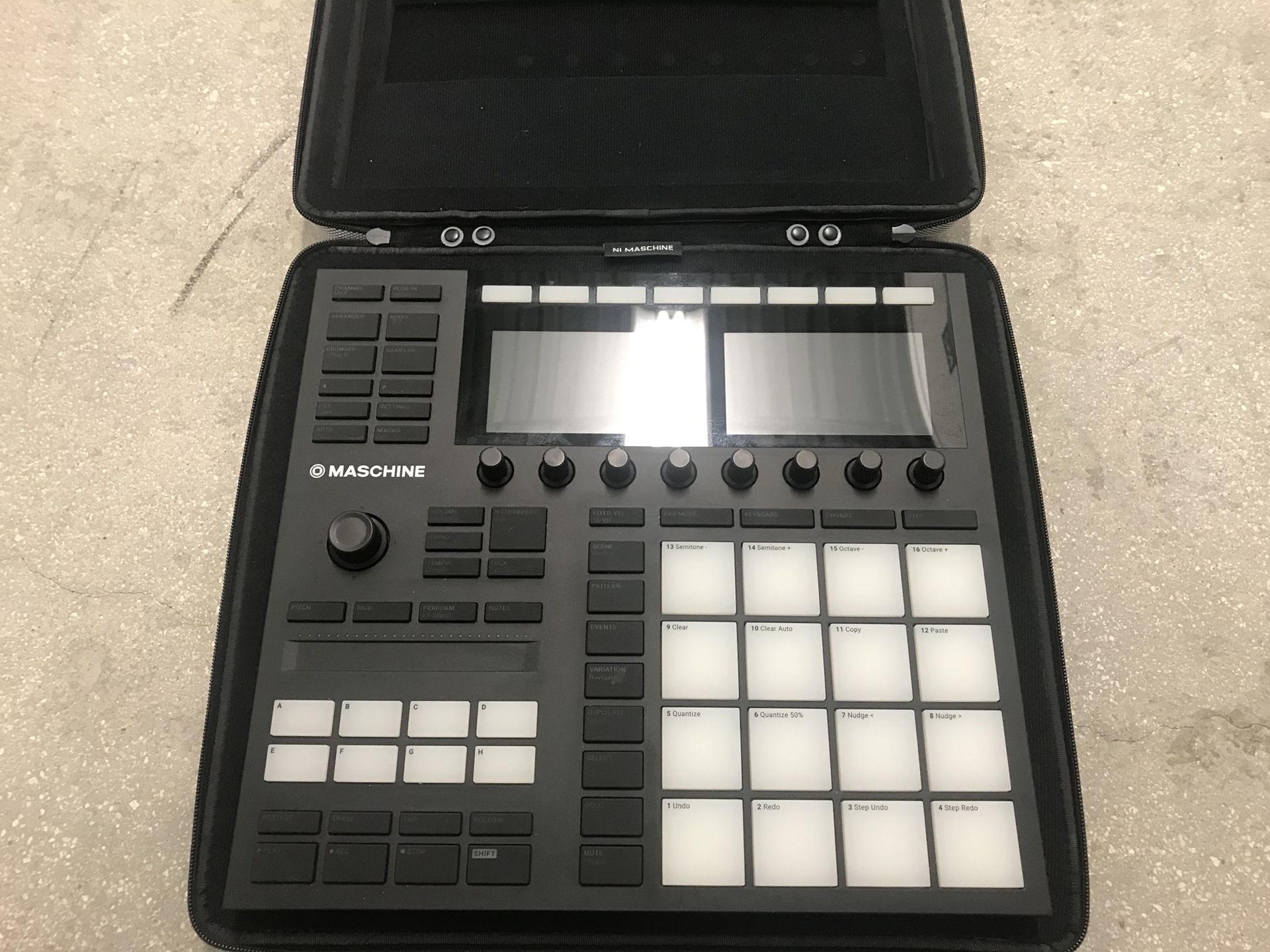 Maschine MK3, UDG Case, Maschine Stand