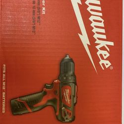 Milwaukee M12 12-Volt Lithium-Ion Cordless 3/8 in. Drill/Driver Kit 