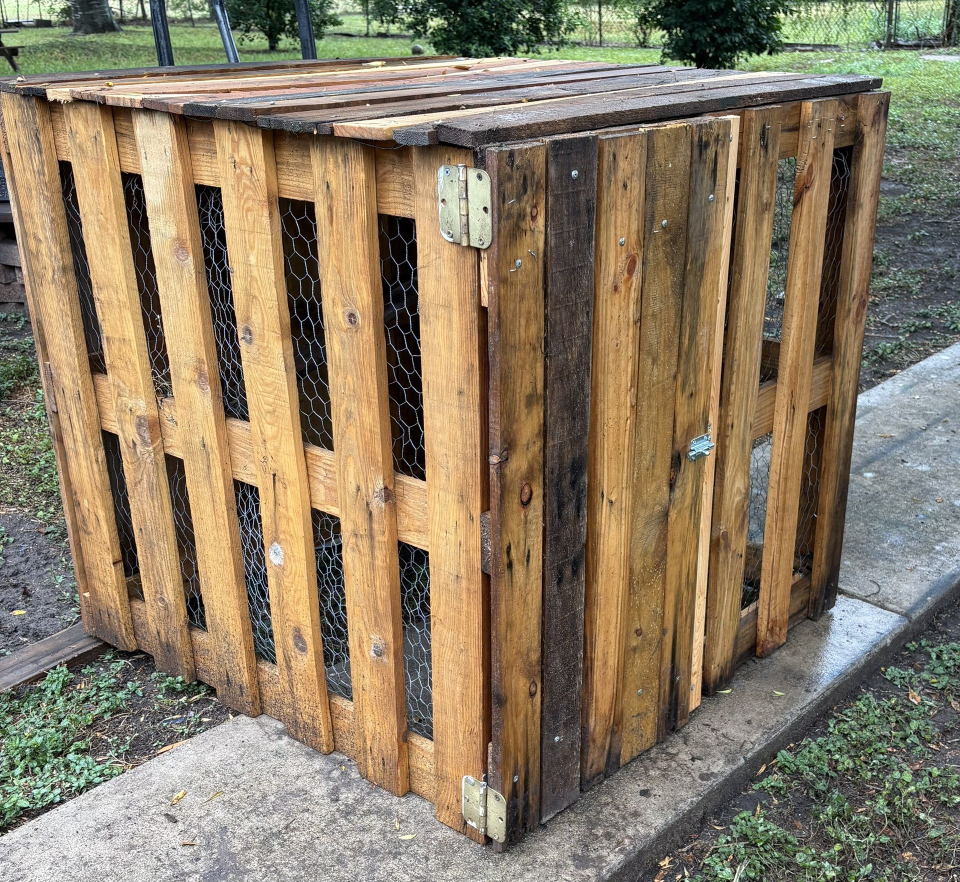 Coop/ Gallinero/Rabbit hutch