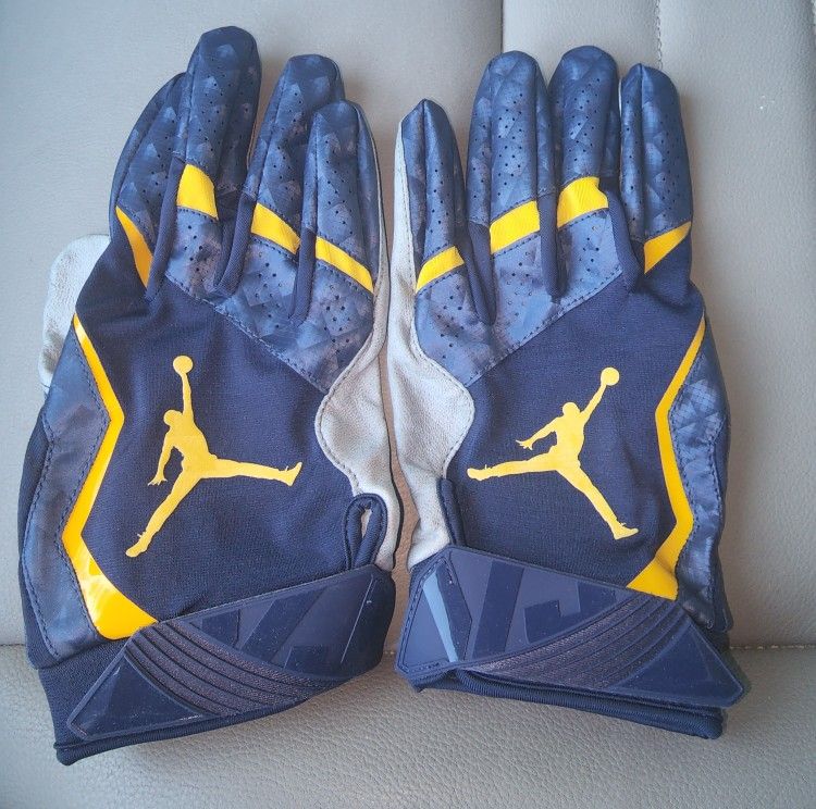 Size Medium Supreme Football Gloves for Sale in Miami, FL - OfferUp