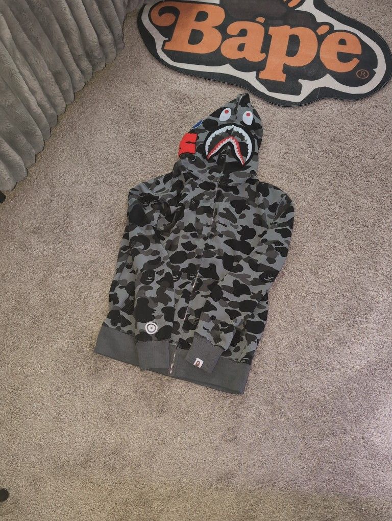 GRAY BAPE HOODIE.