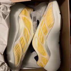 DS ADIDAS YEEZY 700 V3  SAFFLOWER  SIZE 10 