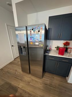 Samsung 27.4 cu. ft. Side-by-Side Refrigerator with In-Door Water/Ice Dispenser – Black Stainless Steel (RS27T5200SG)