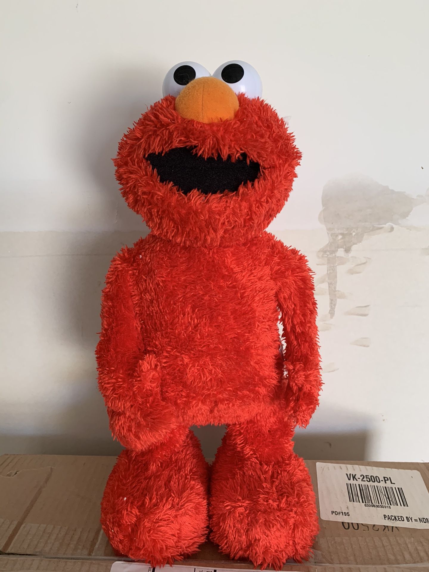 Elmo doll batery operated