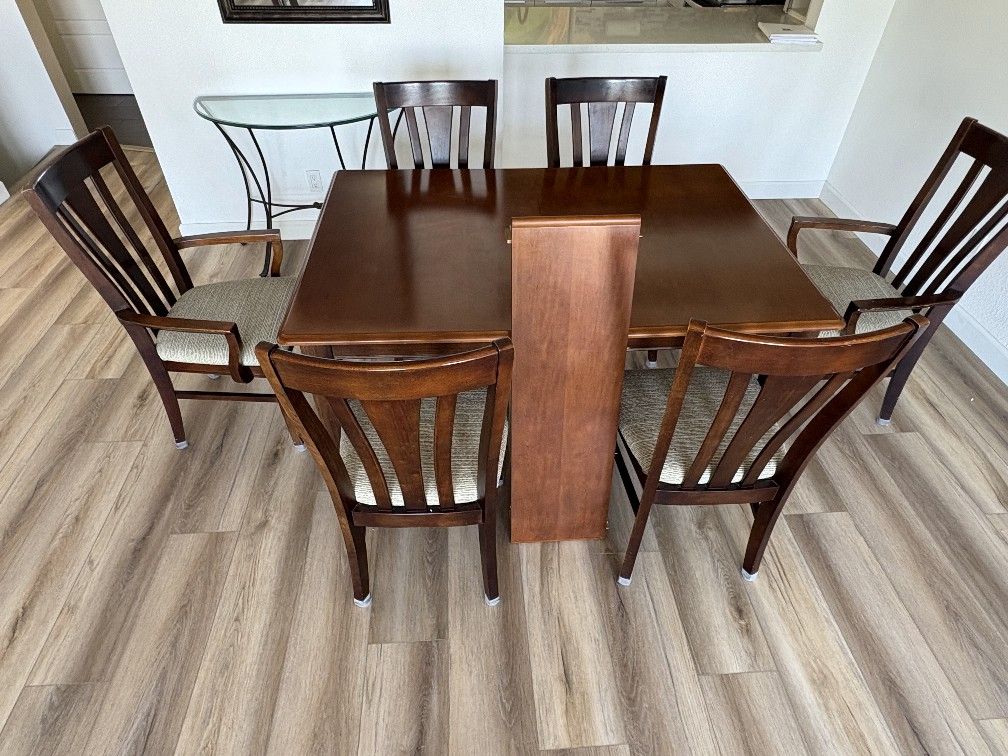 Expandable dining room table 