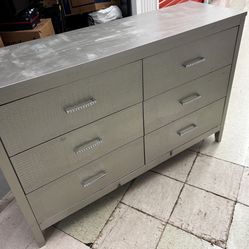 Dresser/Chest Set