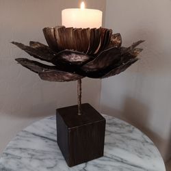 $24 Fantastic Z Gallerie Water Lily Metal Flower Sculpture 12 1/2" Tall 
10 1/2" Wide 