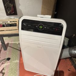 Insignia A/C With Remote And Dehumidifier 