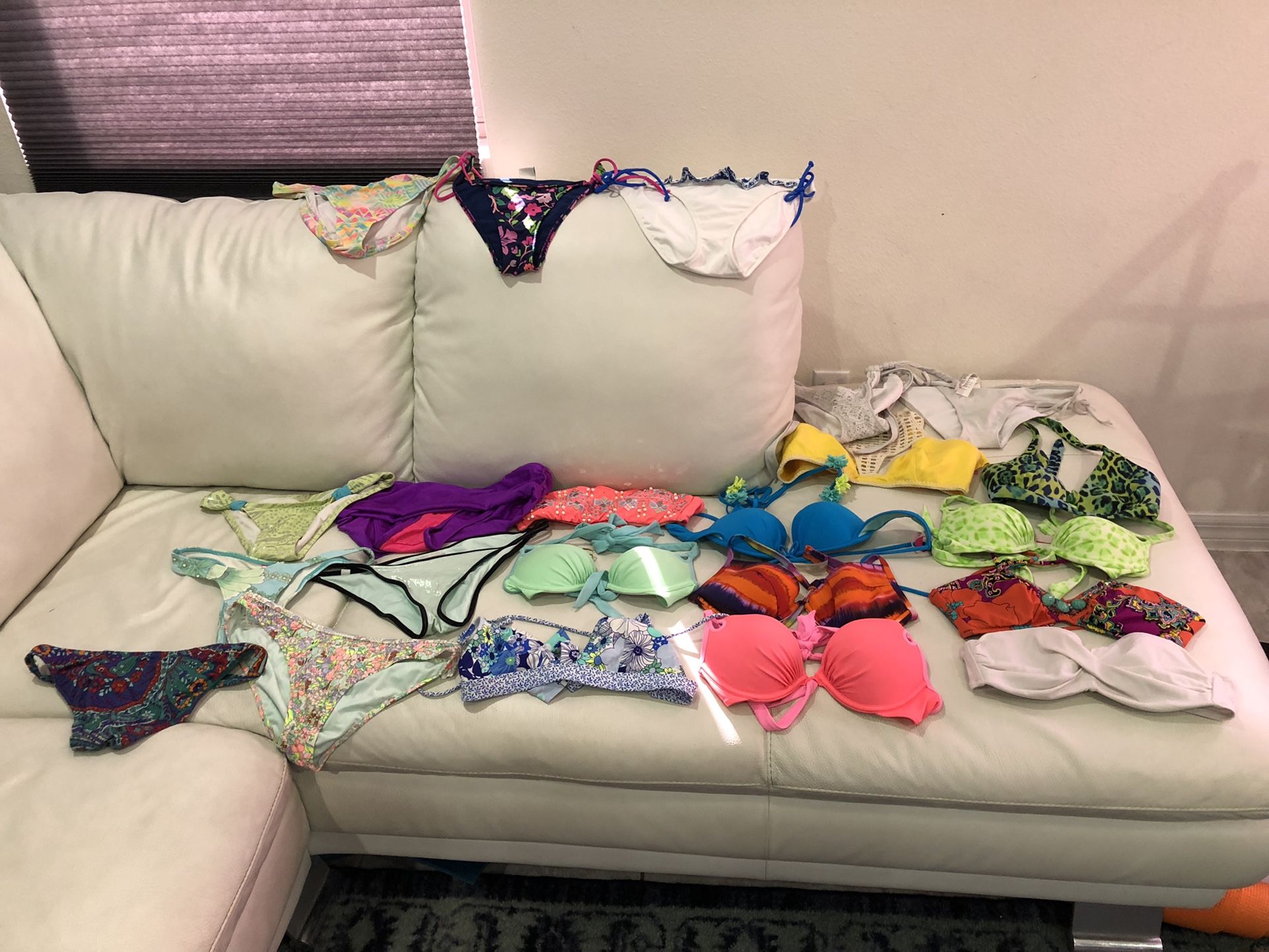 Victoria Secret Bikinis $3 Piece Size Small, Almost New, Bras A, B/ Bikinis Casi Nuevos $3 Pieza