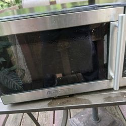 BLACK+DECKER 0.7 cu ft 700W Microwave Oven - Black - EM720CPN-P: Countertop, Small Dorm Microwave, Child Lock, 8 Programs