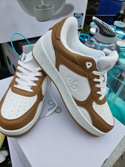 brand new alo sneakers 6.5