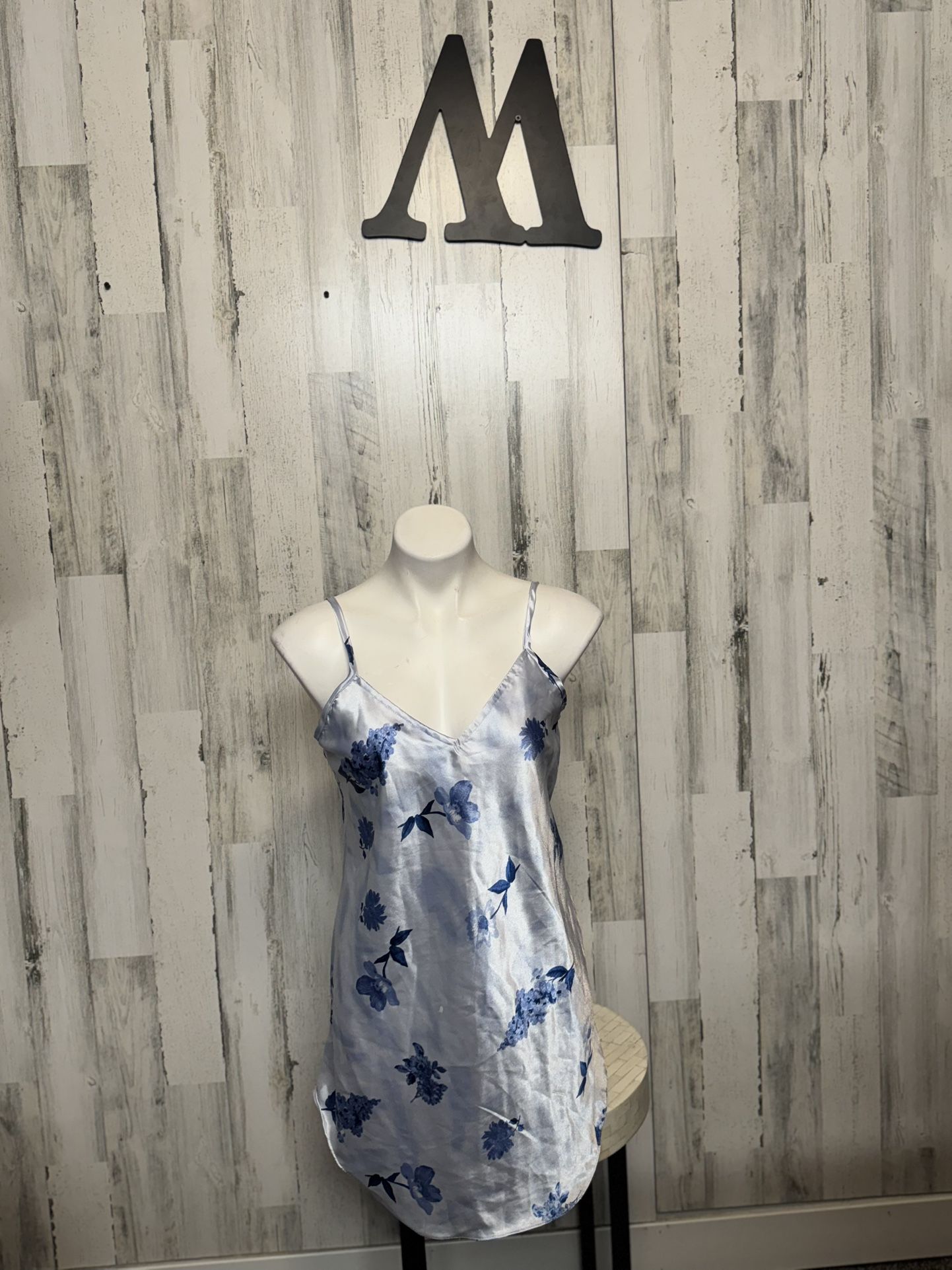 VINTAGE NEW PRIVATE LUXURIES BLUE FLORAL NIGHTGOWN SIZE MED