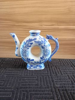 Chinoiserie Tea Pot Vintage Blue And White Floral Design Donut Hole Ctr