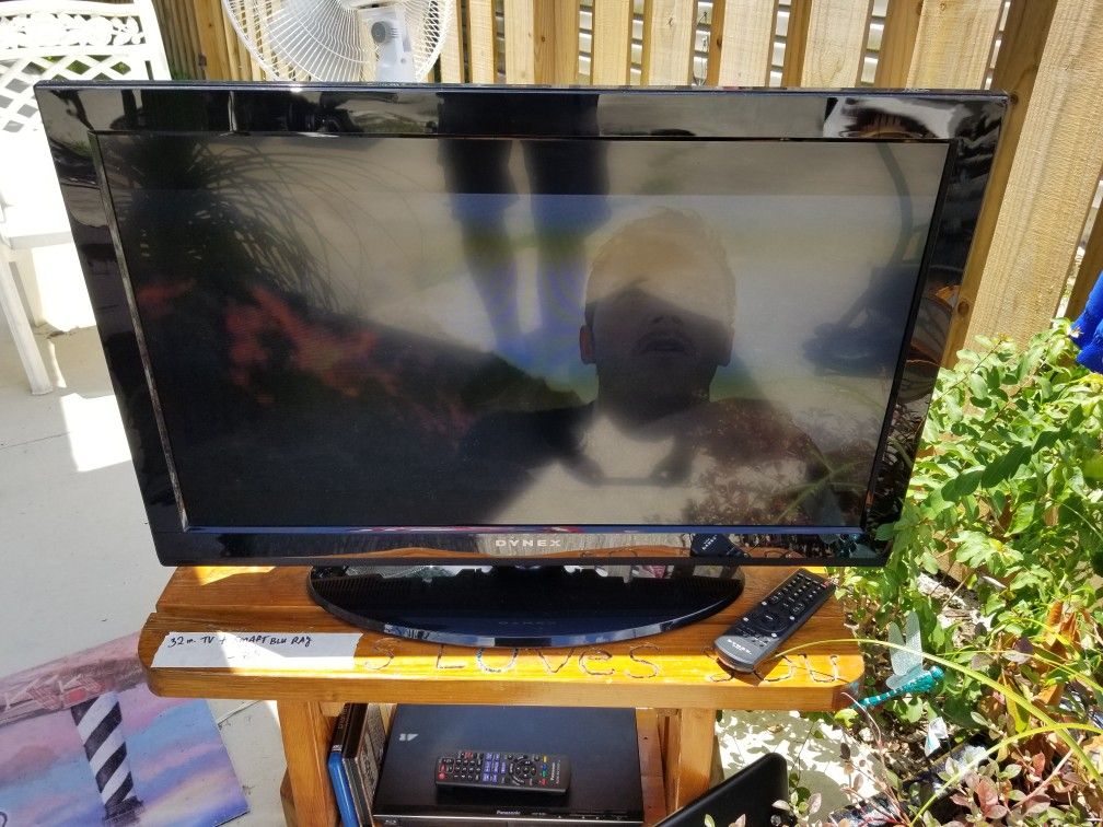 32 Inch LED Dynex TV / Panasonic Blu Ray player