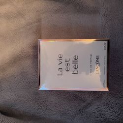 🌸 Lancôme La Vie Est Belle – Eau de Parfum (Women)