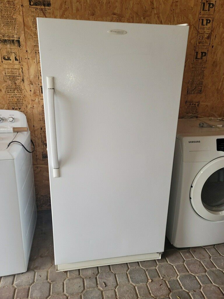 UPRIGHT FREEZER