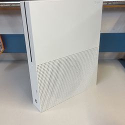 Xbox One S 1tb With Cords And Controller 
