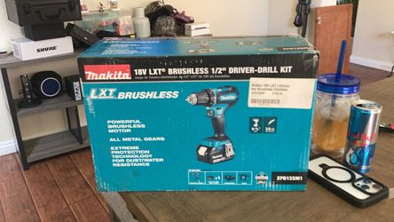 Makita 18v LXT brushless 1/2 inch driver drill sell for 100 or trade for 140 in Pokemon cards