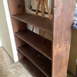 Sturdy bookshelf can hold many heavy books