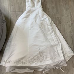 Size 2-4 Oleg Cassini Collection Wedding dress