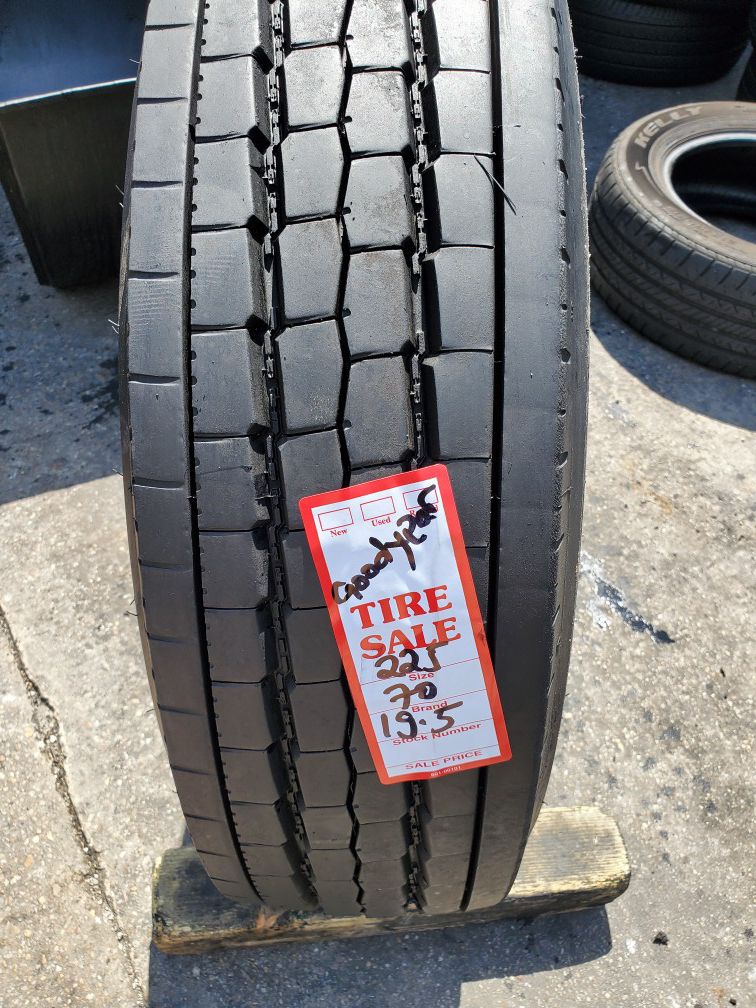 225/70/19.5 Goodyear tire