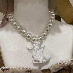 Elegant Pearl Necklace with Cherub Pendant – Vintage-Inspired Statement Jewelry