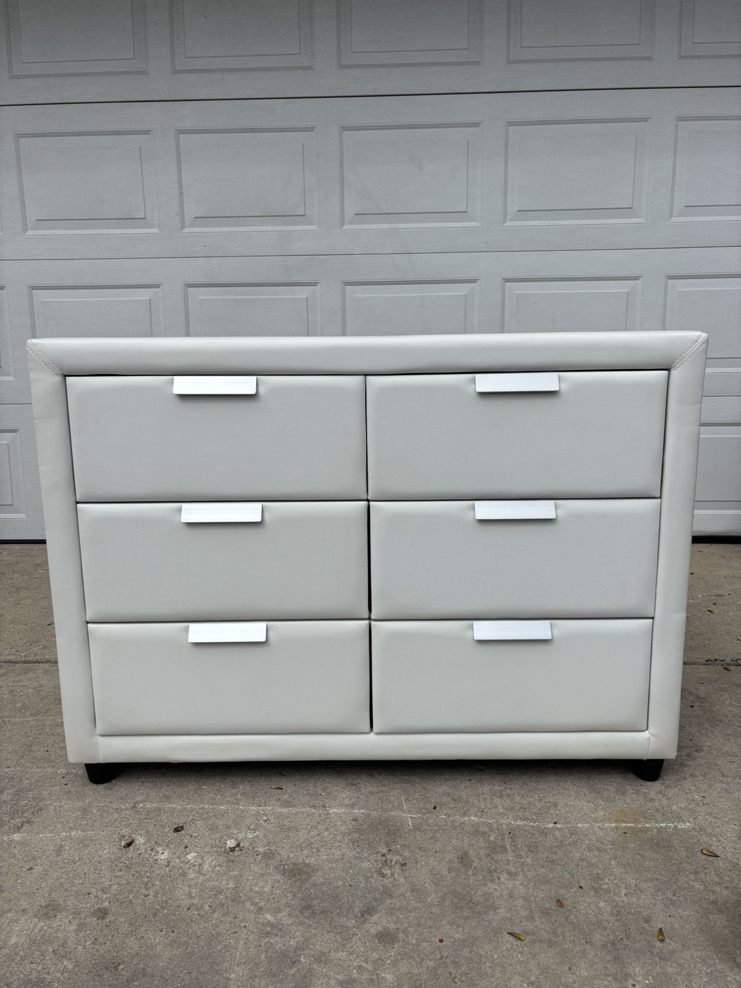 ‼️WHITE LEATHER 4 DRAWER DRESSER‼️FOR SALE 150$ OR BEST OFFER‼️