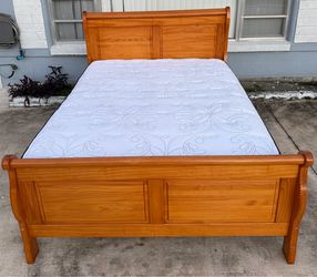 Beautiful Queen bed with mattress and Boxspring included can be delivered for an additional cost throughout the Tampa area Presio 200