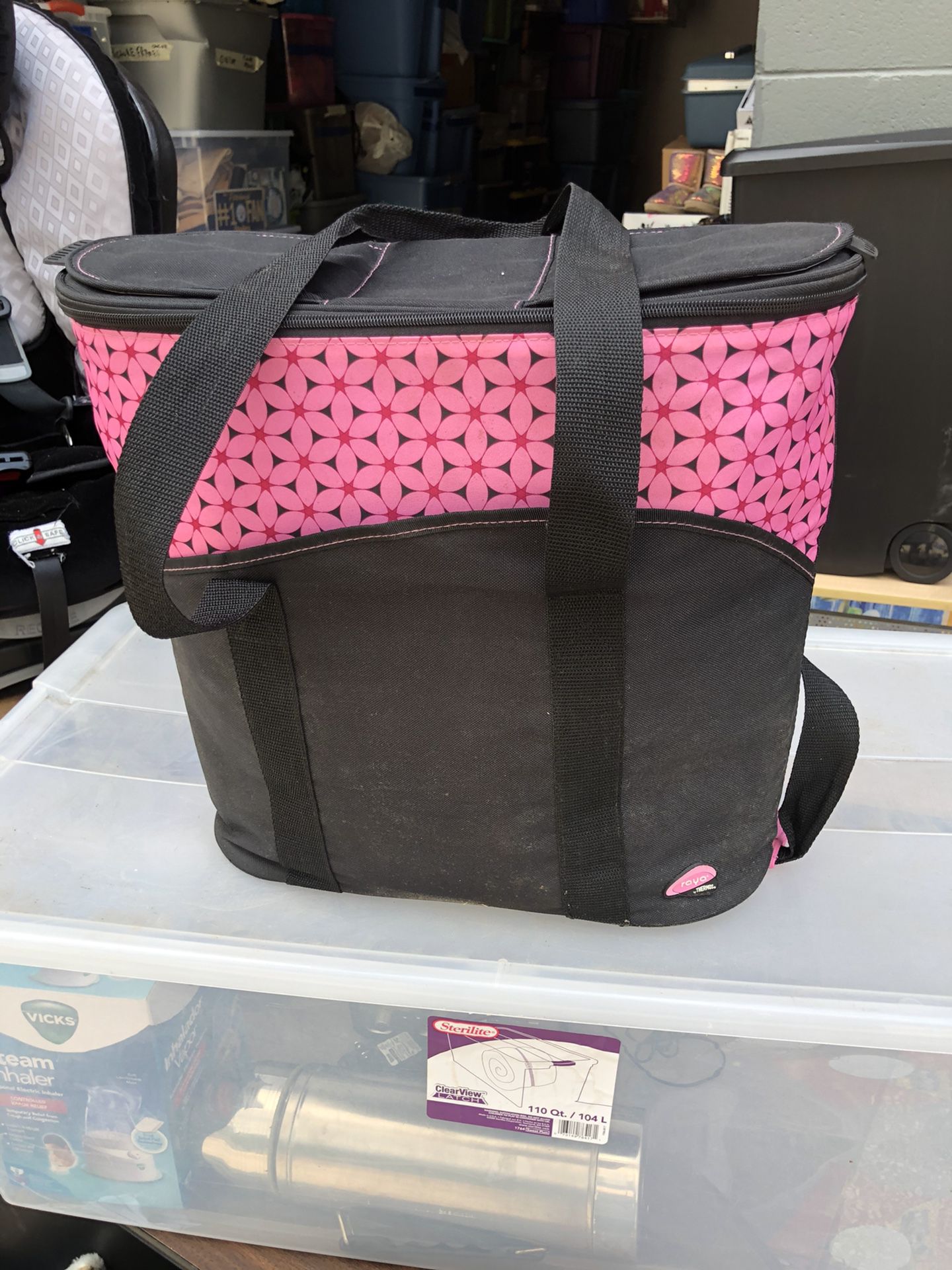 Thermos Raya 24 can insulated lunch tote cooler bag pink and black