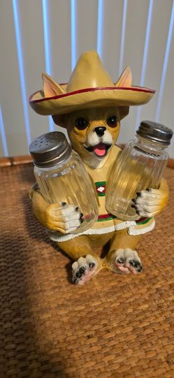 Salt Pepper Shaker Holder Figurine