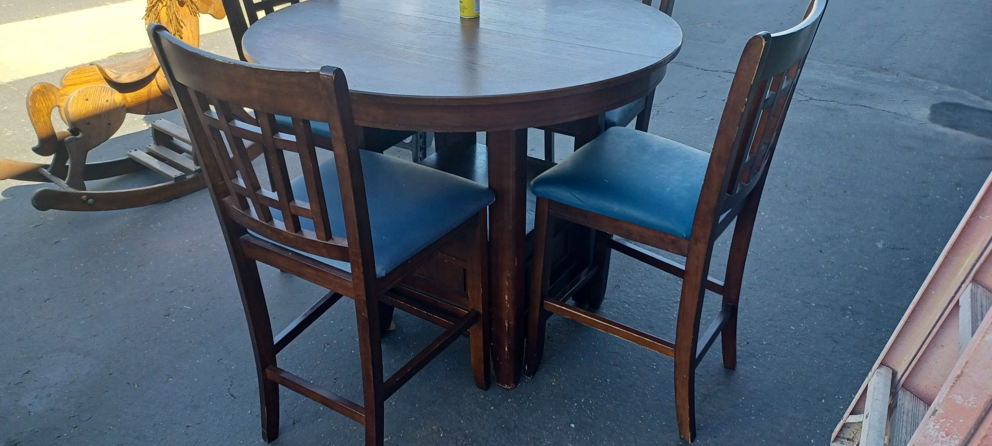 DINNING ROOM SET 4 CHAIERS WITH EXTENTIONVERY STRONG SET