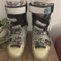 Atomic Women’s Ski-boots. Size: 26.0-26.5 (Used)