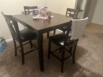 Dining table w/ 4 chairs